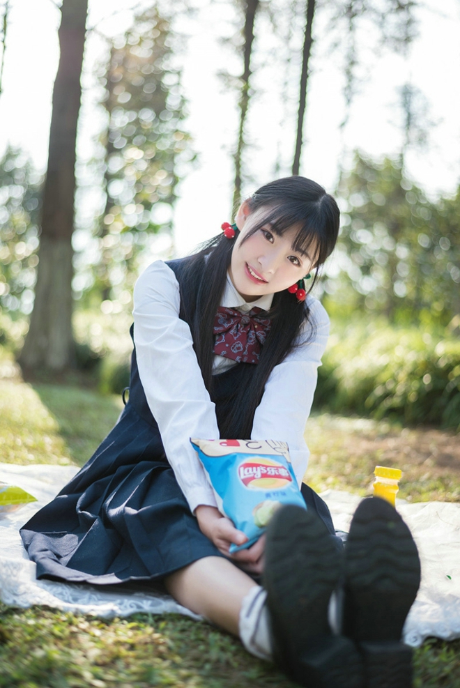 可爱俏皮阳光美女户外甜美写真