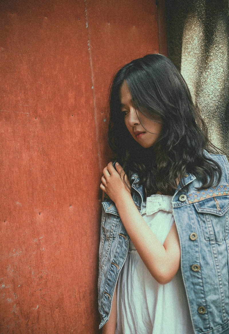 忧郁气质卷发美女自然随性写真