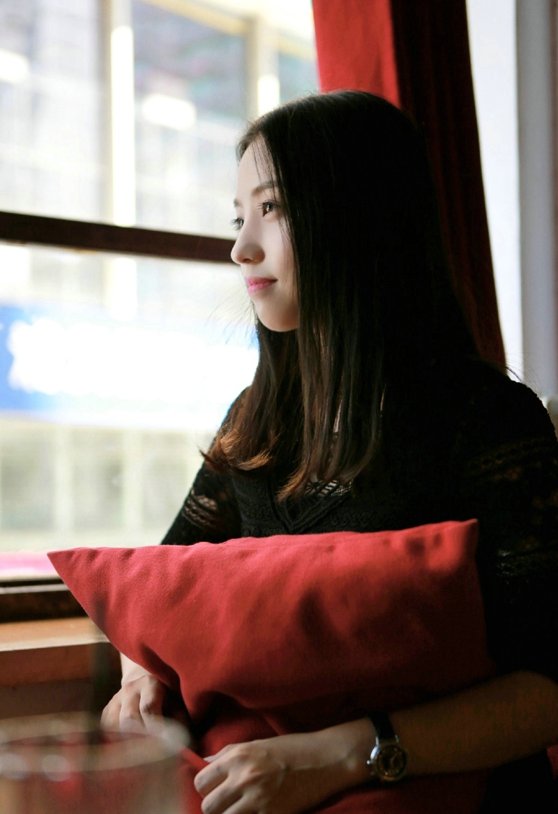 咖啡馆内的气质美女安静怡人