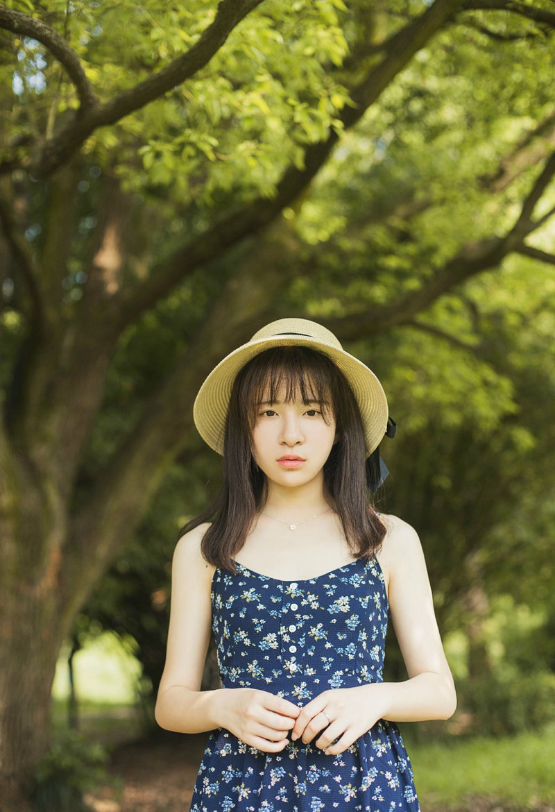 草帽女孩吊带短裙户外树林唯美写真