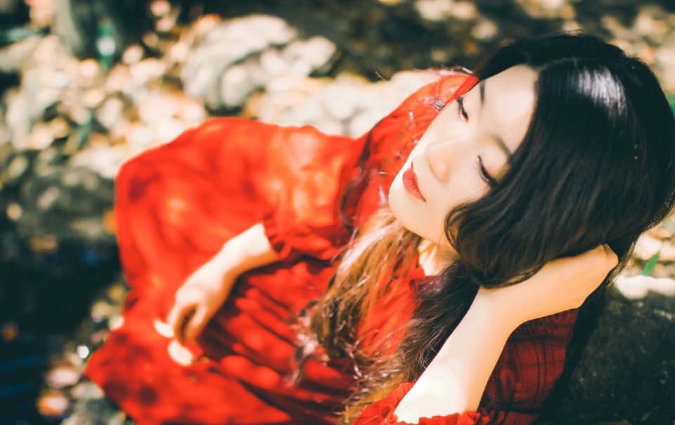 深山内的妩媚红裙女神秀发飘逸写真