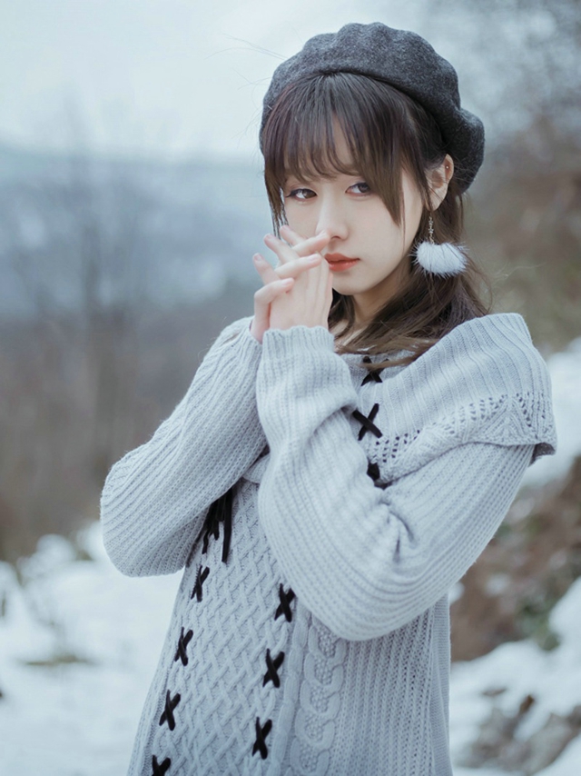 清纯甜美美女雪中漫步