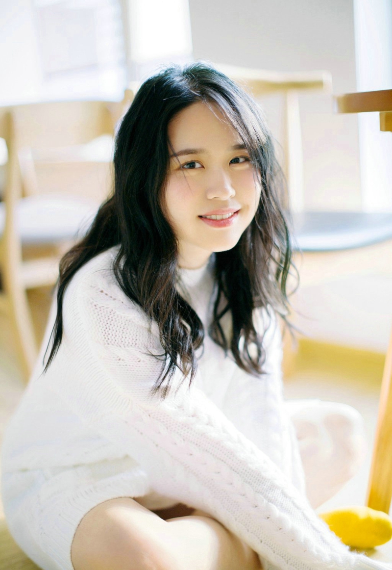 纯真美女白色毛衣温暖笑容清香四溢