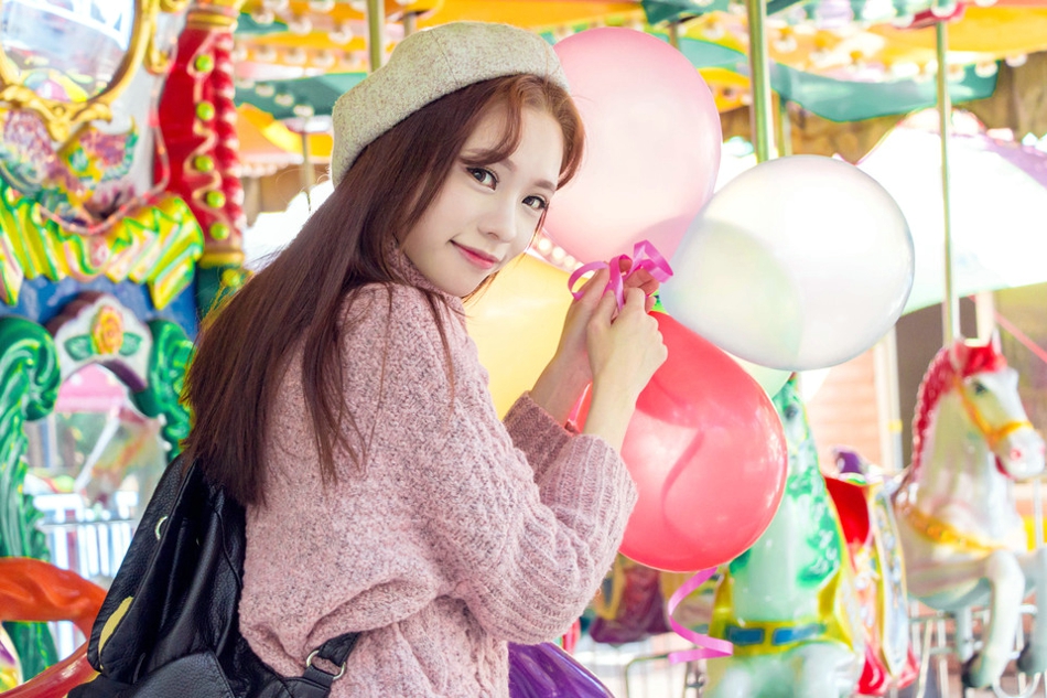 清凉夏日麻花辫少女面若桃花大口吃瓜