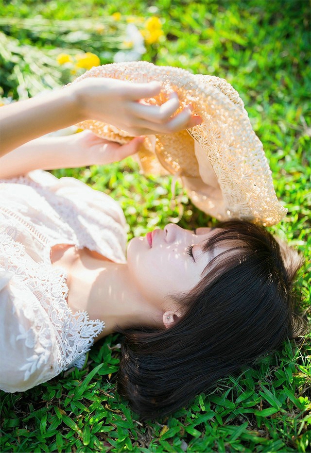 甜美采菊花姑娘优美写真图片