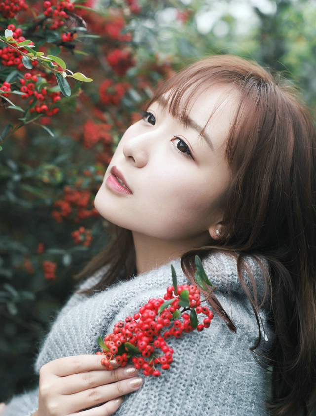 花丛中的毛衣美女气质眼神迷离写真