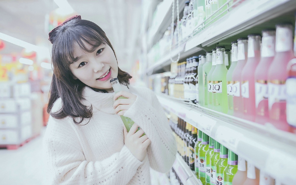 超市内的甜美少女娇小玲珑