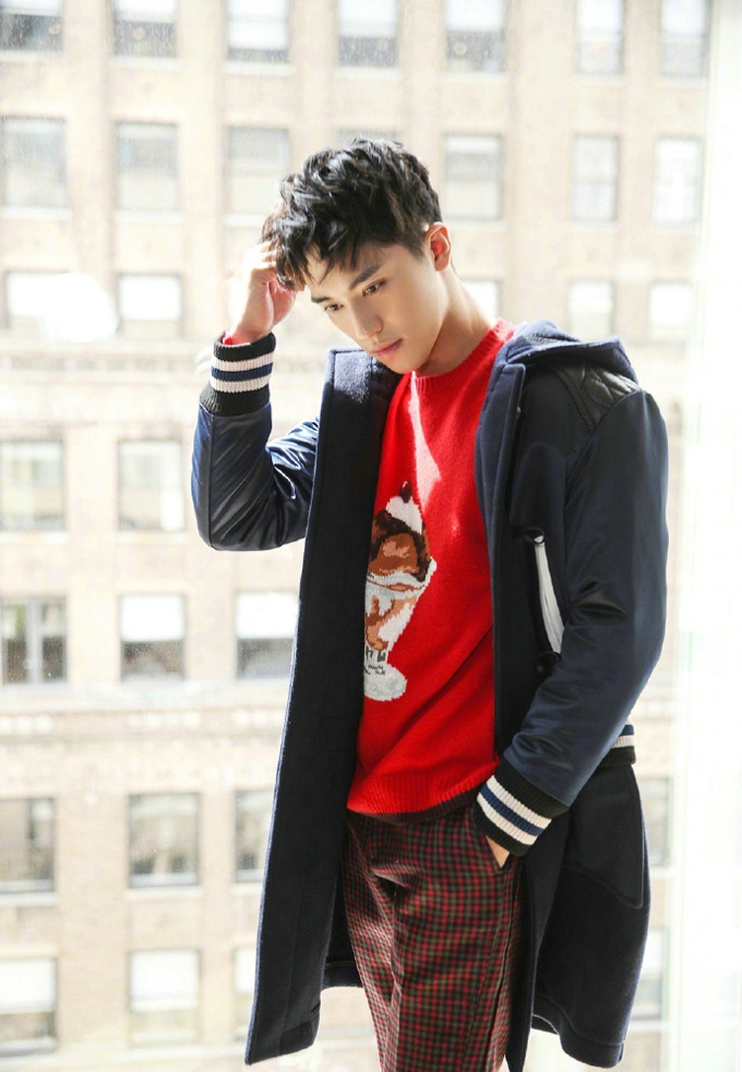 许魏洲2018春夏时装秀靓丽街拍