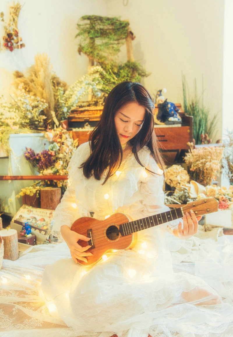 花房内的美丽少女白纱纯净可人