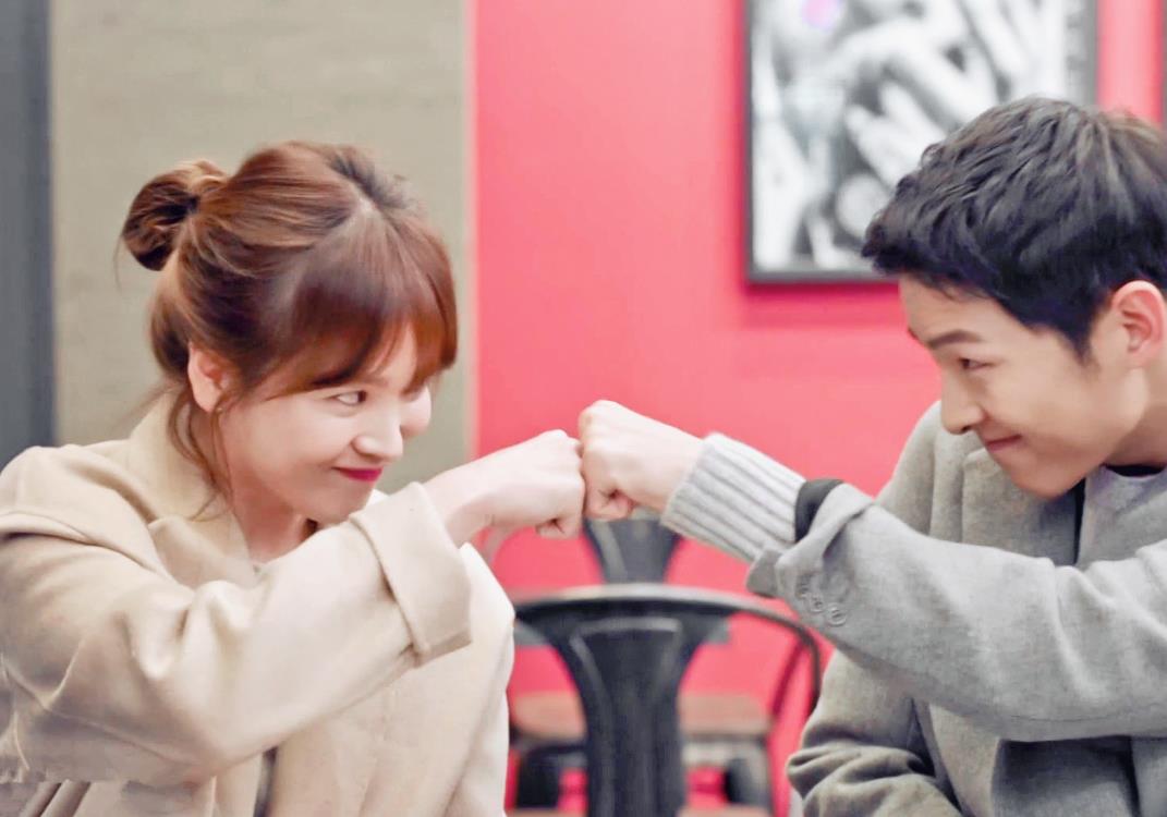 太阳的后裔甜蜜剧照