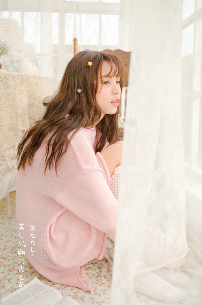 居家甜美优雅红唇妹子