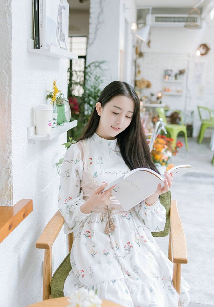 娇嫩白皙如玉清纯美女闲暇时光