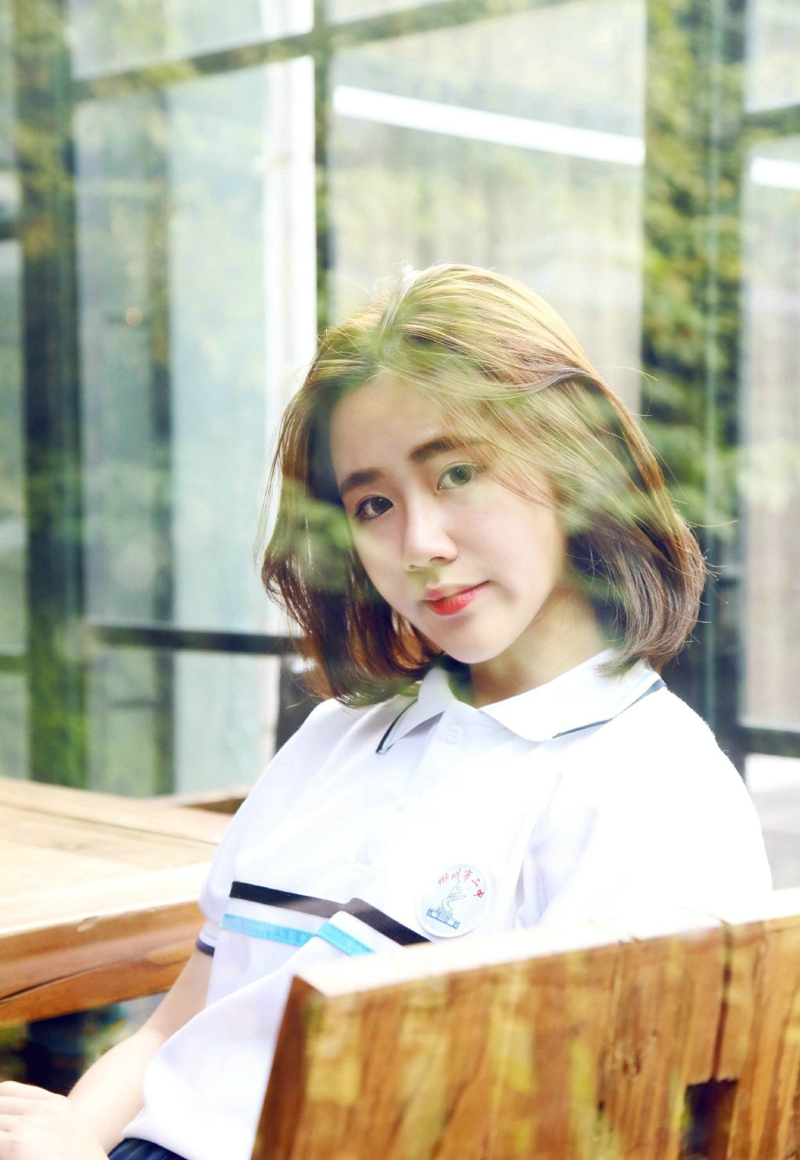 阳光下的校服美女漂亮精致脸蛋