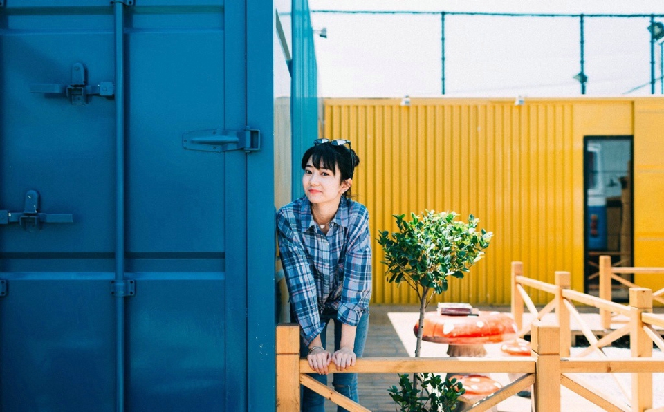 烈日下的墨镜格子衬衫美女清爽迷人