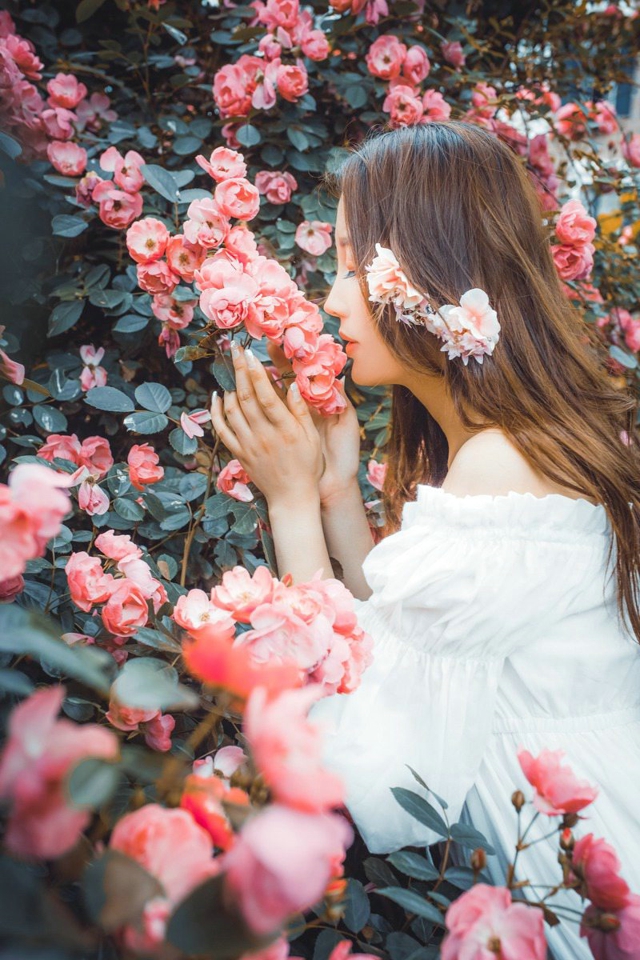 幸福甜美美女小露香肩