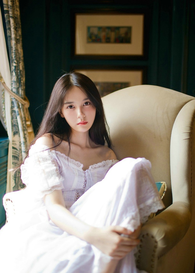 复古私房内裸肩白裙美女气质温婉