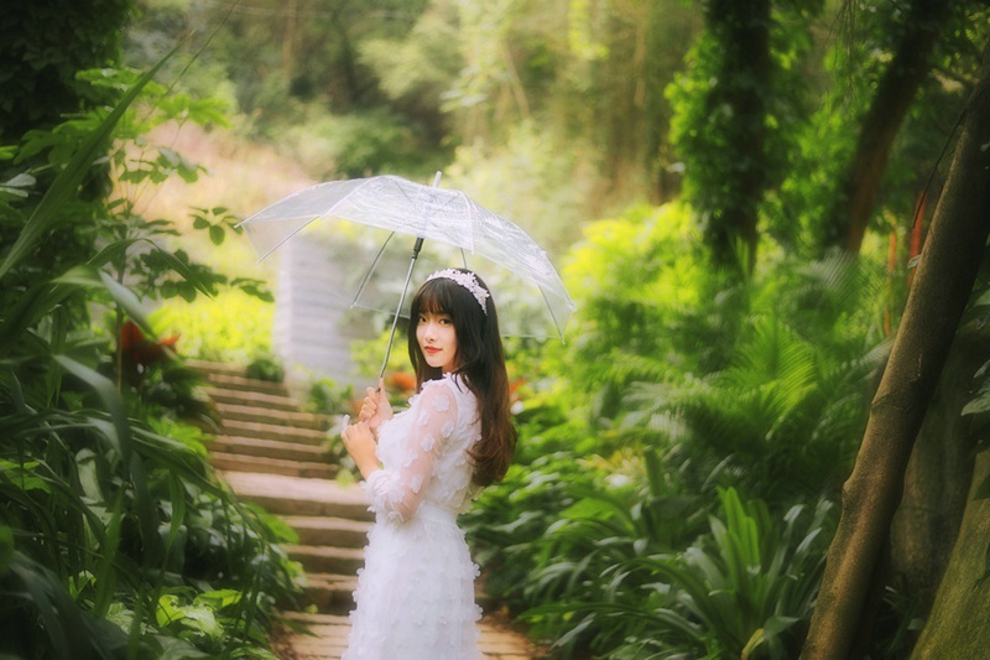 森林清纯娇嫩白衣美女