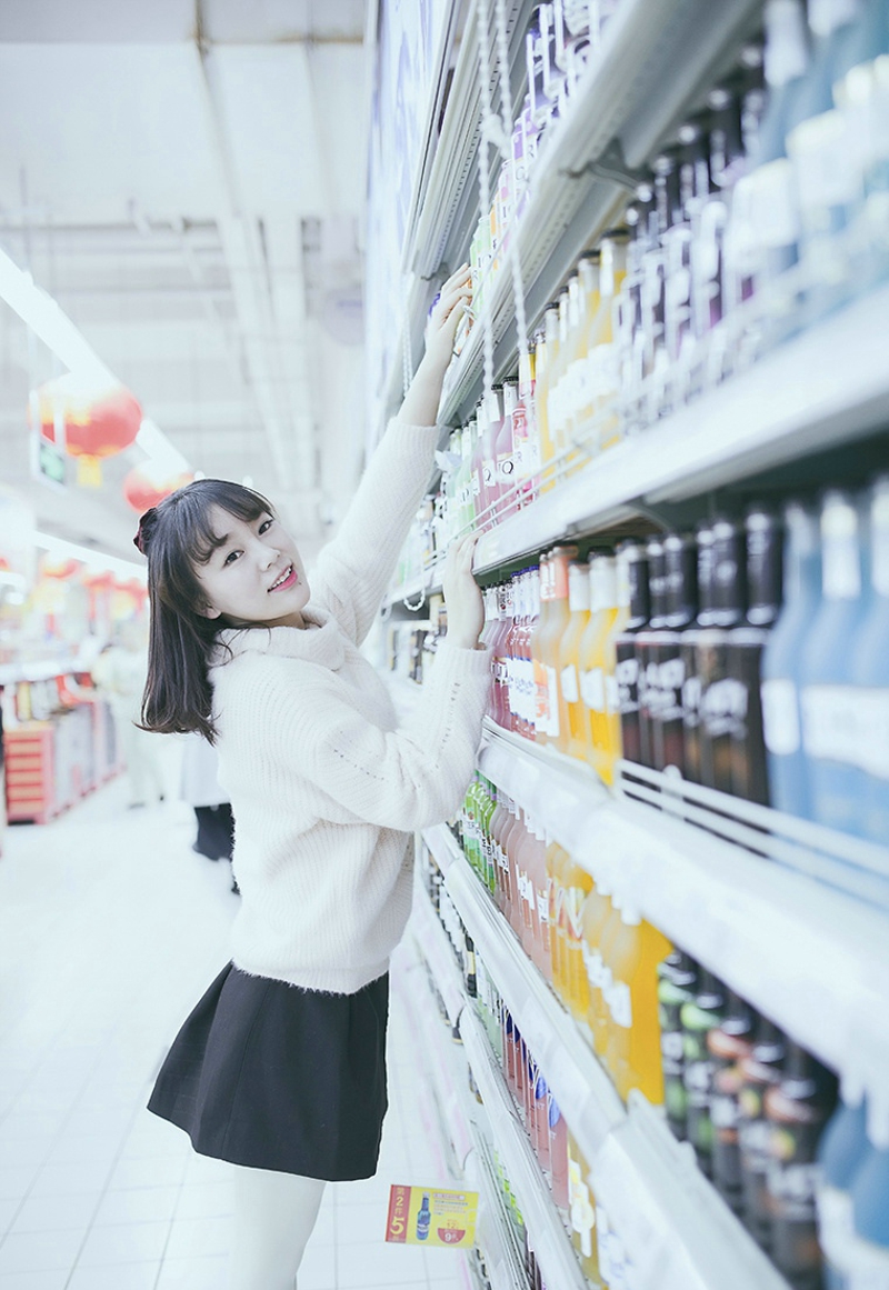 超市内的甜美少女娇小玲珑