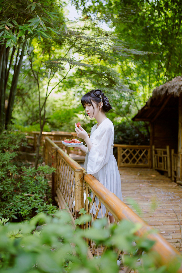 草帽女孩吊带短裙户外树林唯美写真