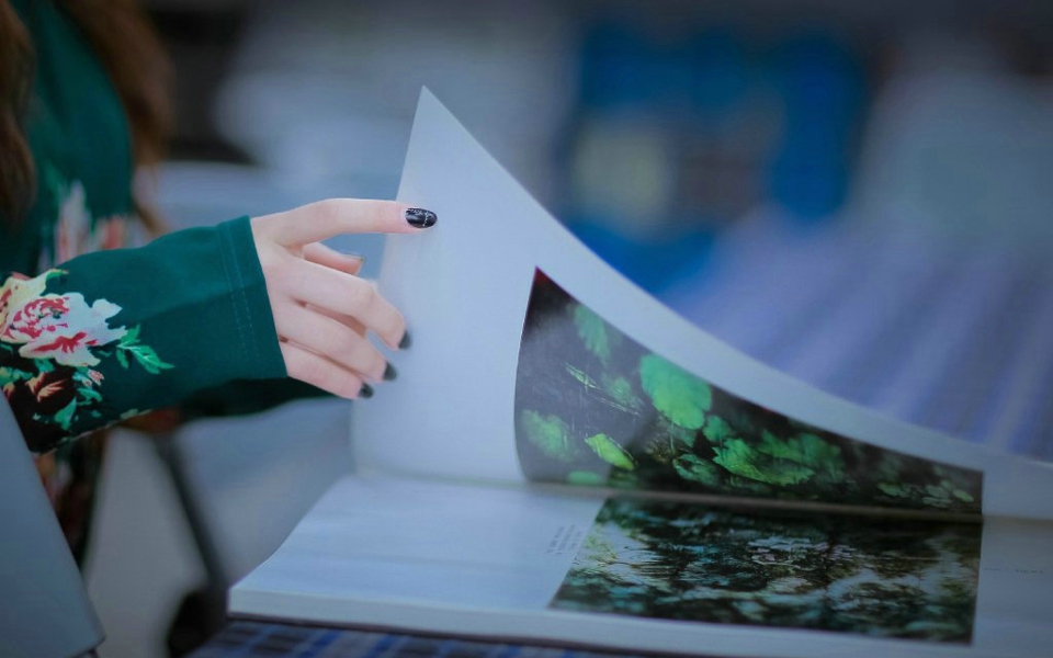 中国风卷发美女图书馆内素雅怡人