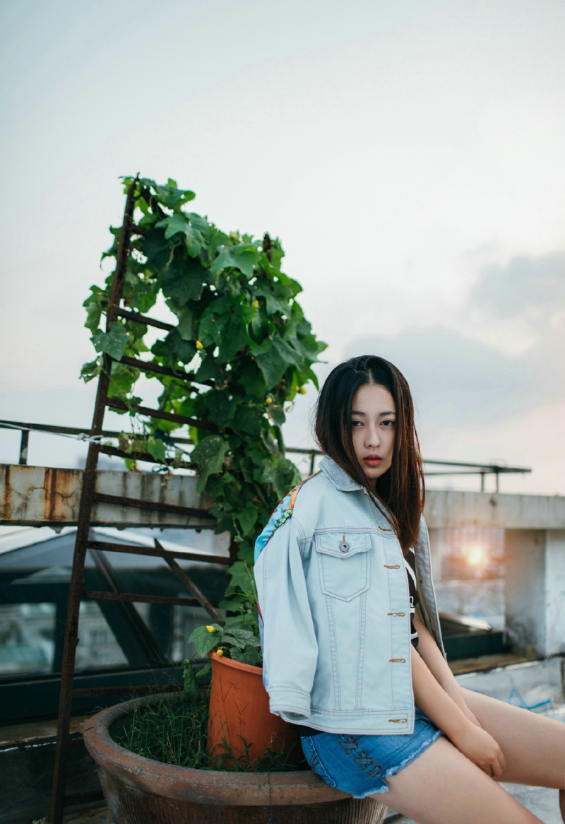 夕阳下的牛仔外套美女侧颜美丽吸睛唯美写真