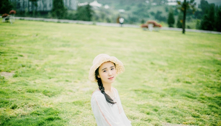 海岸礁石上的长发美女柔美秀发飘扬写真曝光