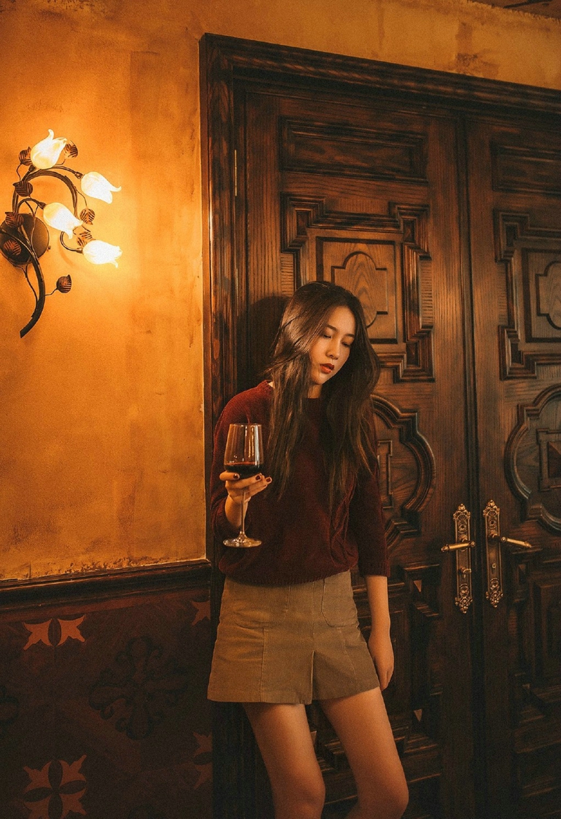 复古私房内的红酒女神漂亮脸蛋