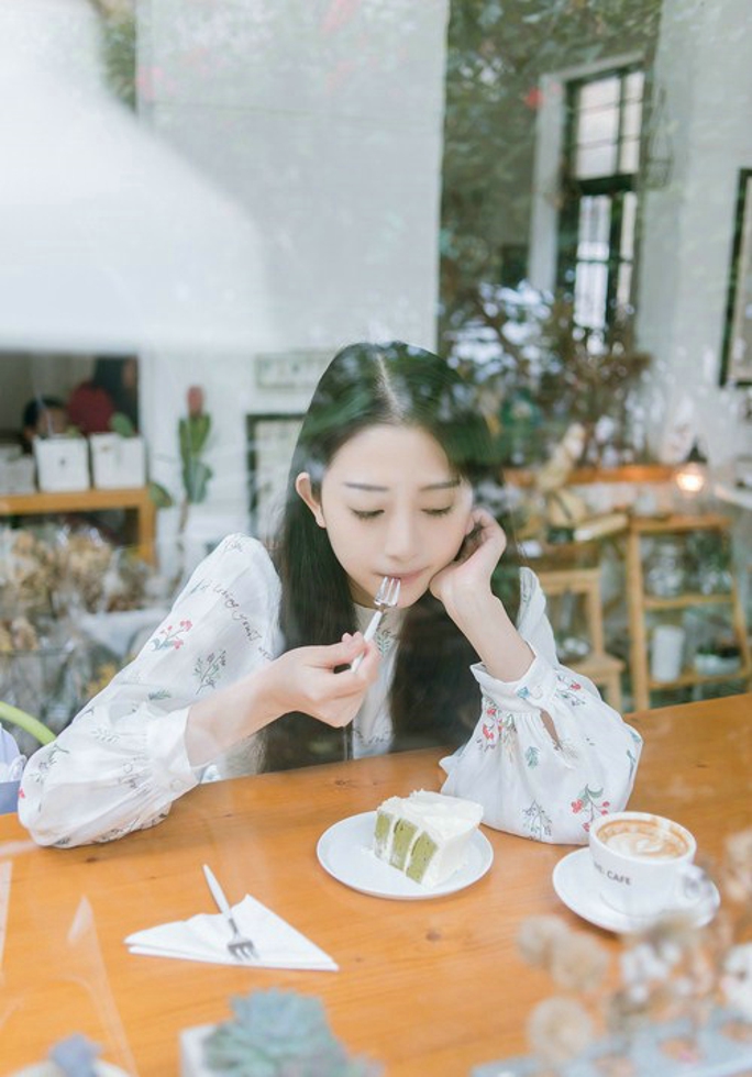 娇嫩白皙如玉清纯美女闲暇时光