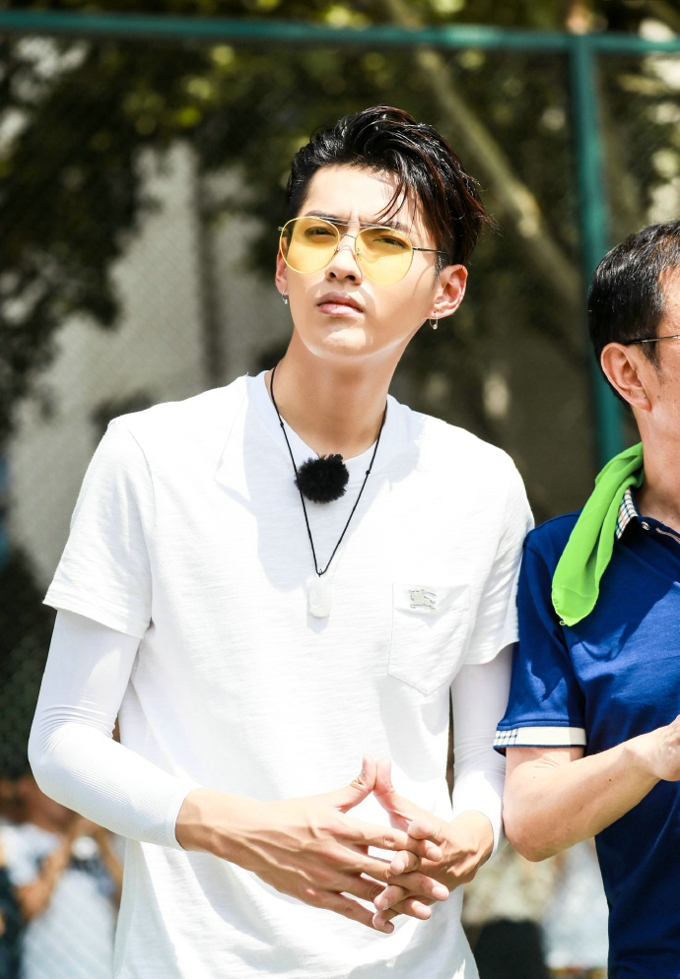 吴亦凡登杂志封面彰显无限的青春和活力