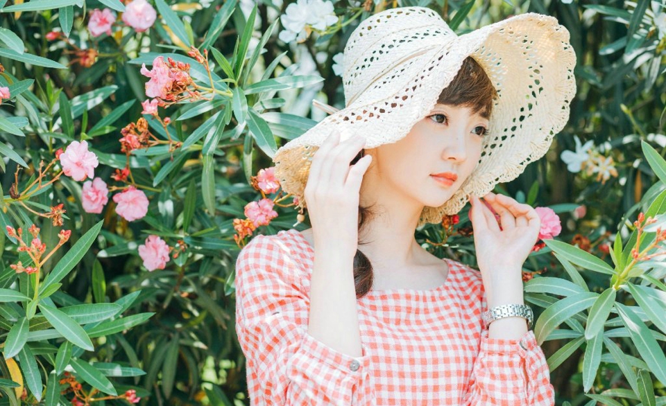 花海中中的格子裙麻花辫少女写真