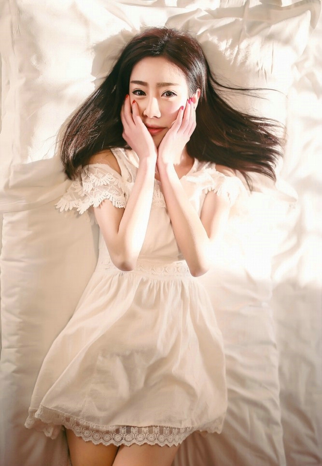 白皙清甜小美女闺房阳光写真