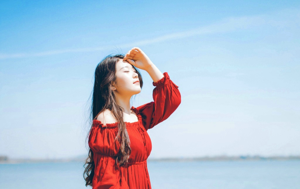 深山内的妩媚红裙女神秀发飘逸写真