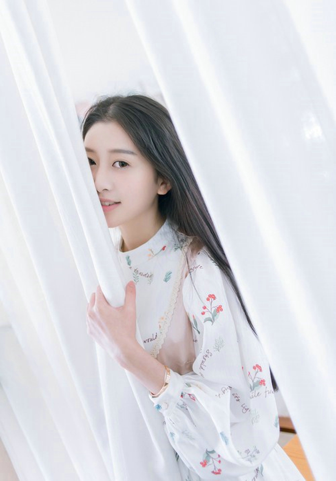 娇嫩白皙如玉清纯美女闲暇时光