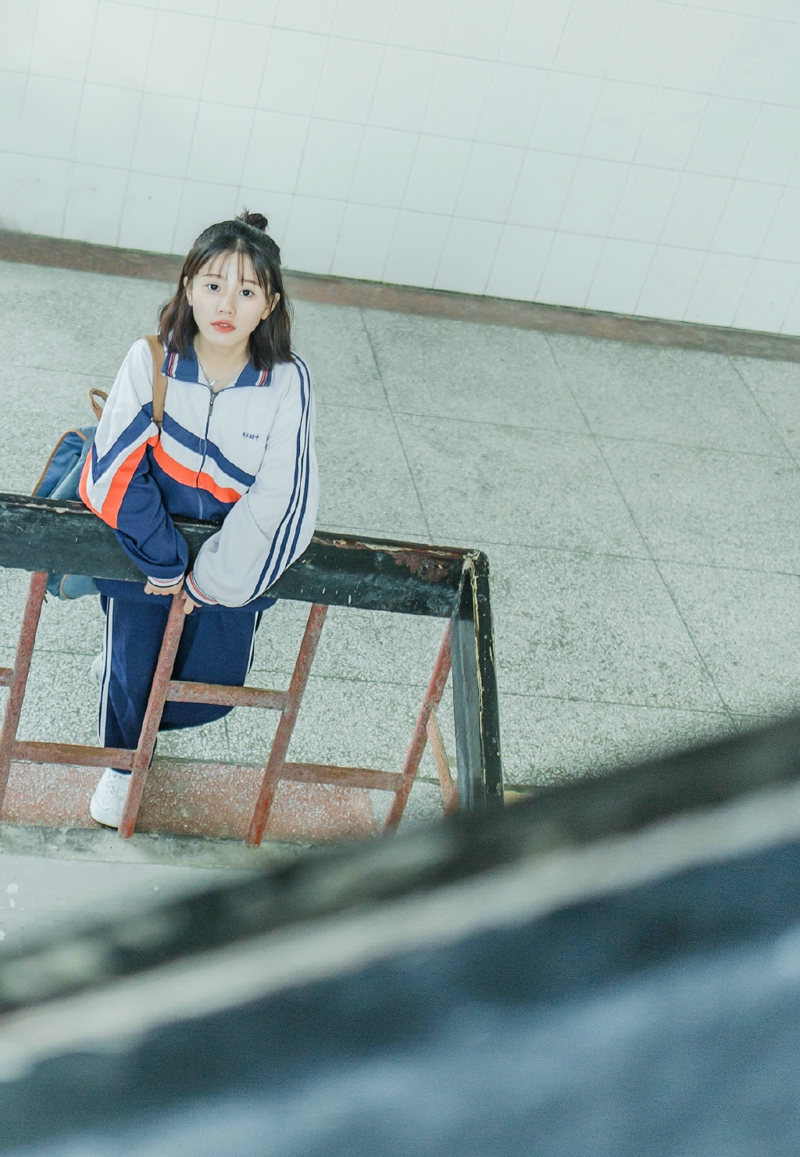 忧郁气质卷发美女自然随性写真