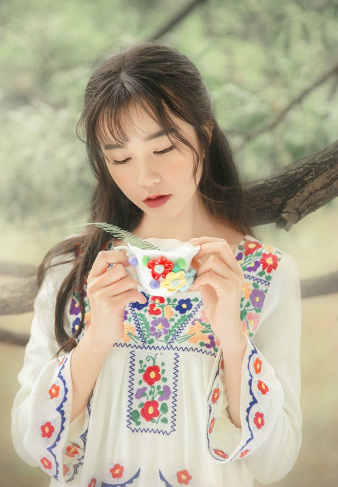 优雅花季少女林间写真