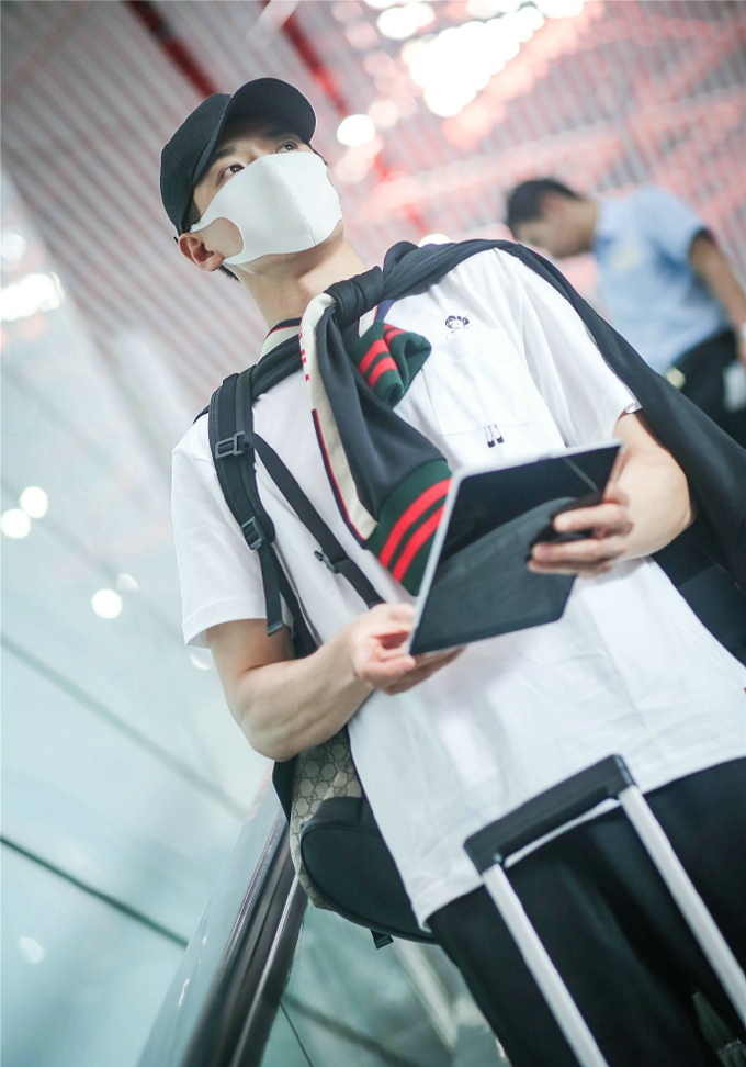 高云翔一身Gucci现身机场
