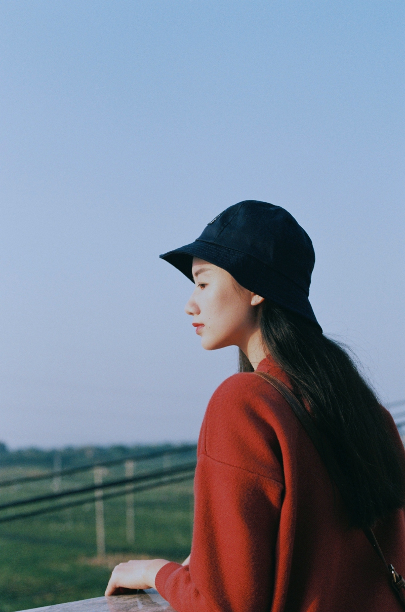 海岸边的森系美女海岸边思绪万千