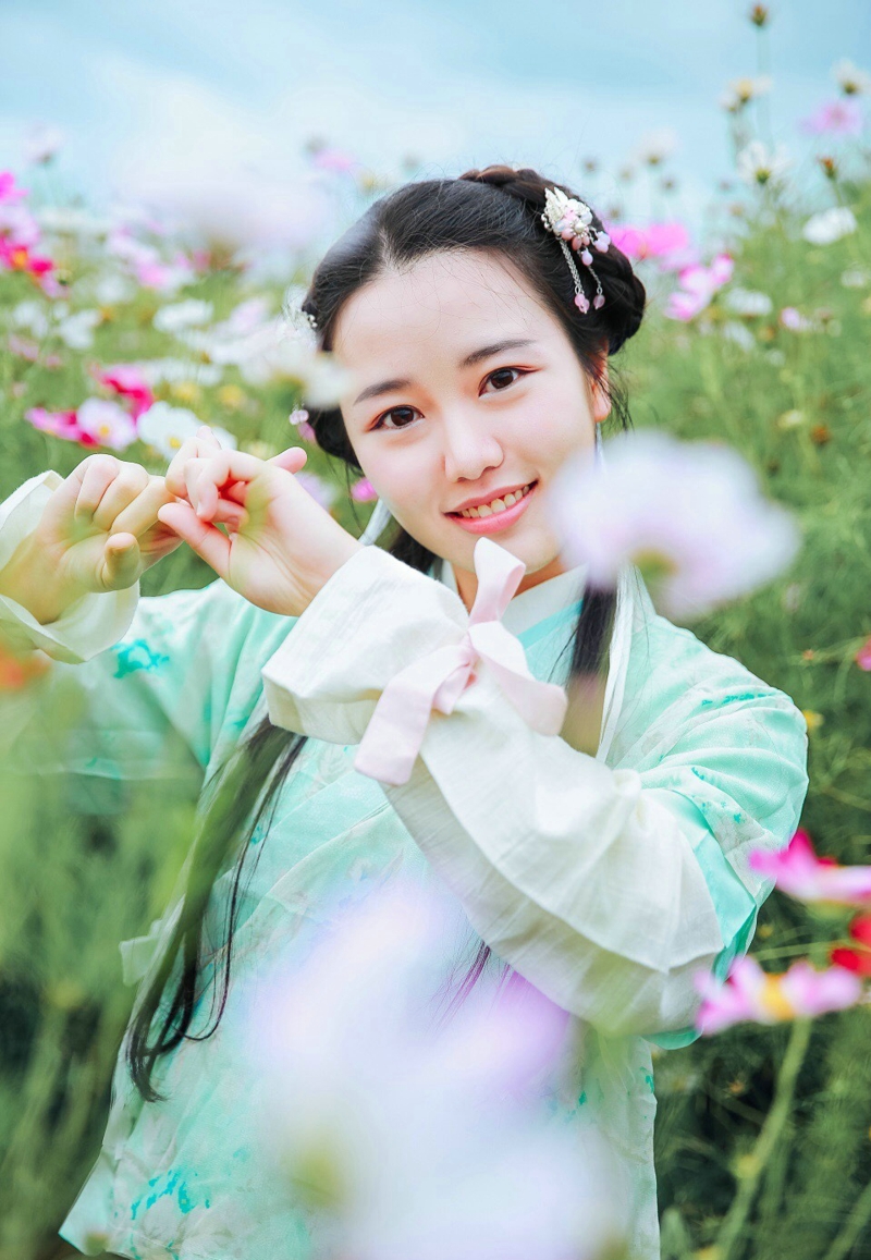 柔美汉服美女逆光下美腻迷人