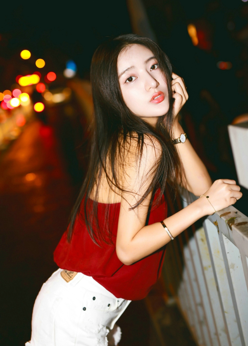 夜晚街头上的吊带红衣艳丽美女率性动人