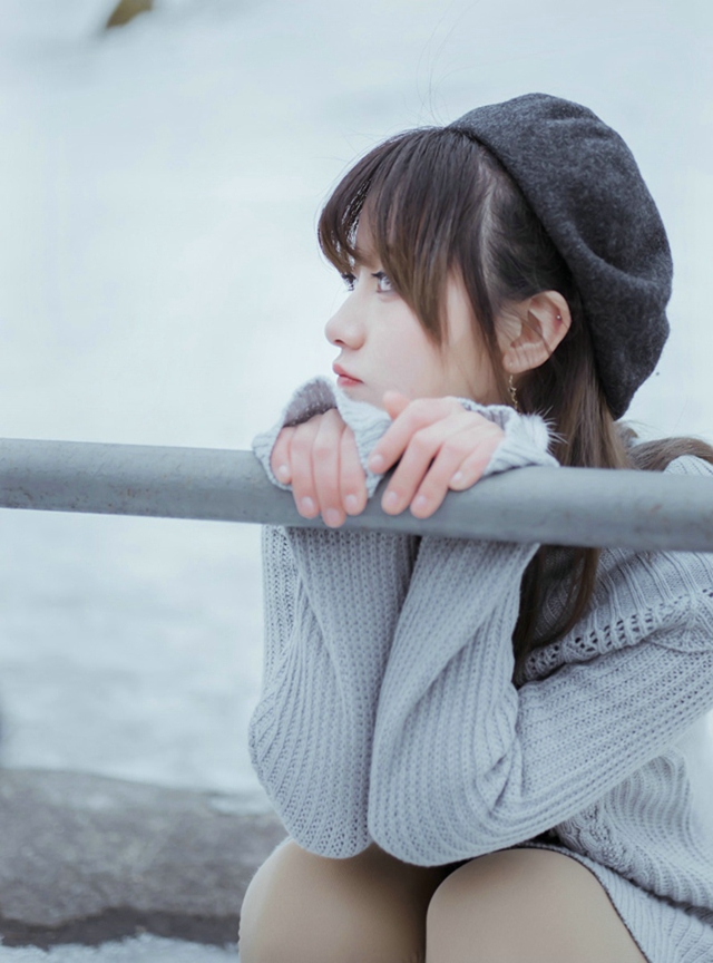 清纯甜美美女雪中漫步