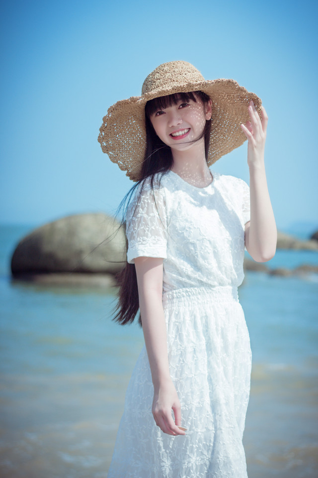 笑靥如花草帽美女海风扬起你的长发清纯写真