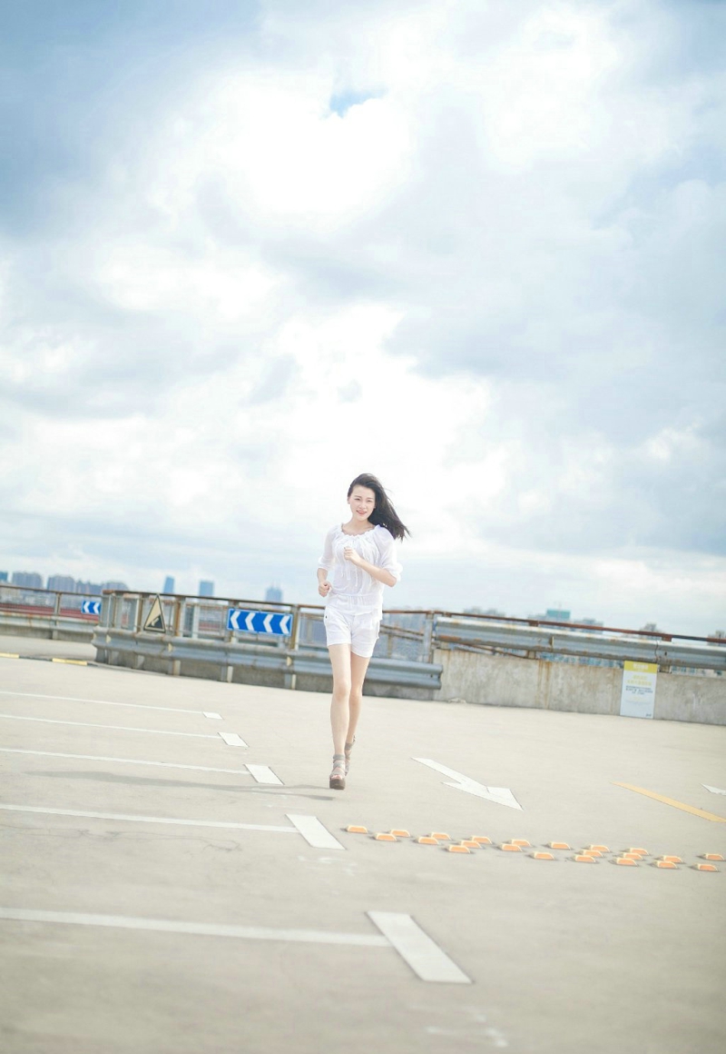 蓝天白云下的长发美女清甜笑容养眼写真