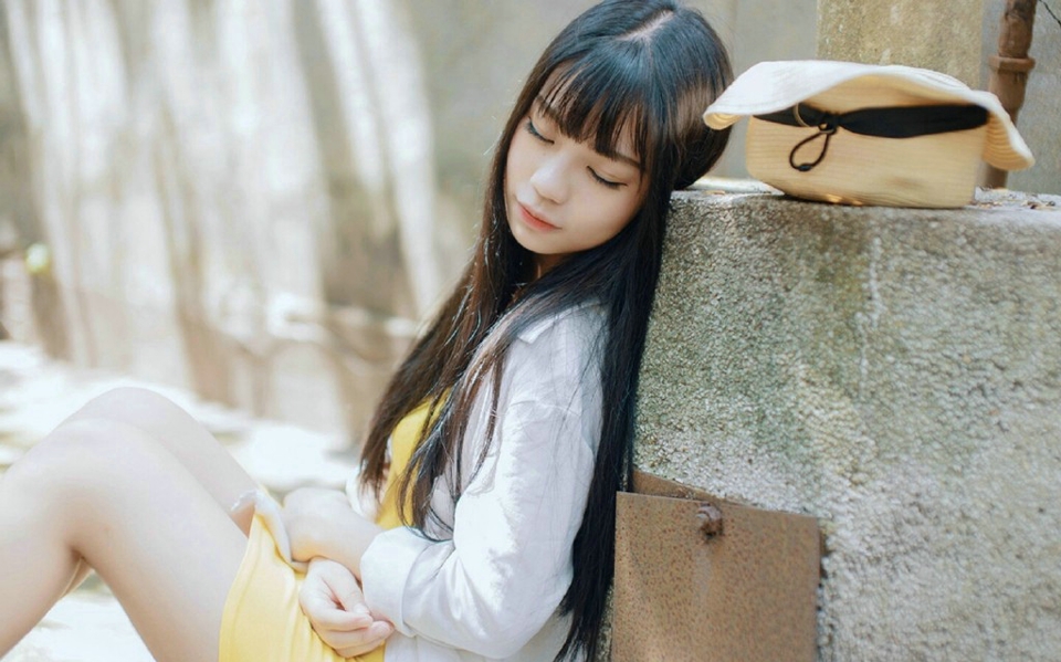 齐刘海樱桃少女清新户外纯真迷人