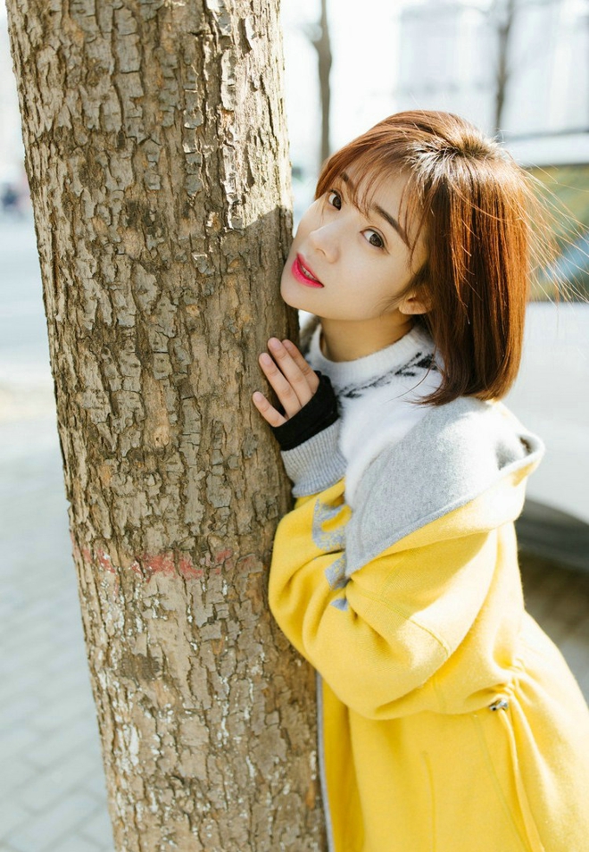 阳光甜美元气少女走街