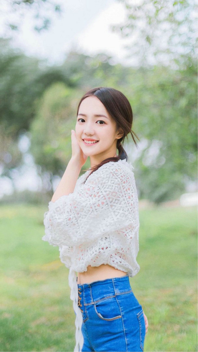 清纯甜美阳光美女户外正能量图片