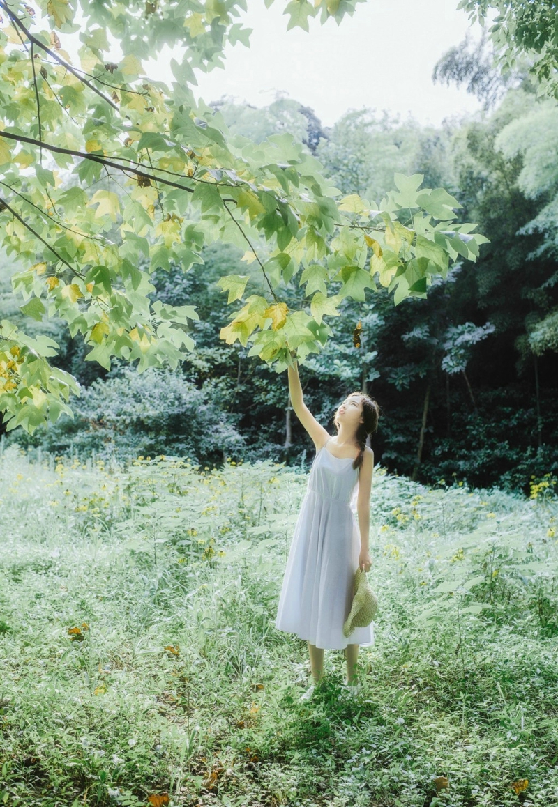 蓝天白云下的长发美女清甜笑容养眼写真