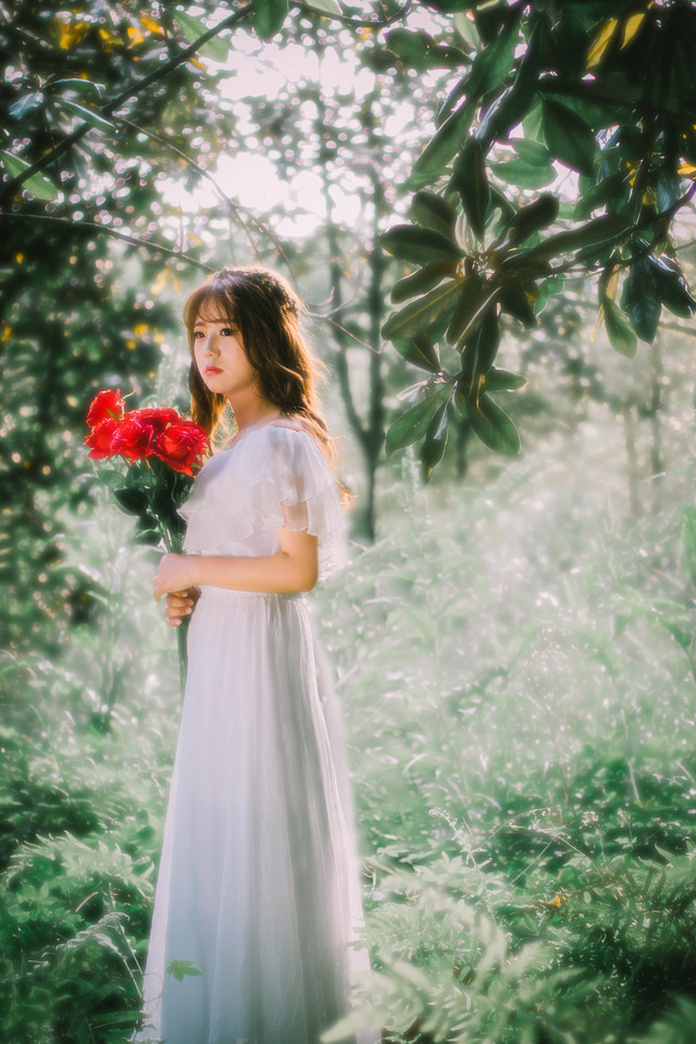 森林内花环少女裸肩白裙娇俏诱人