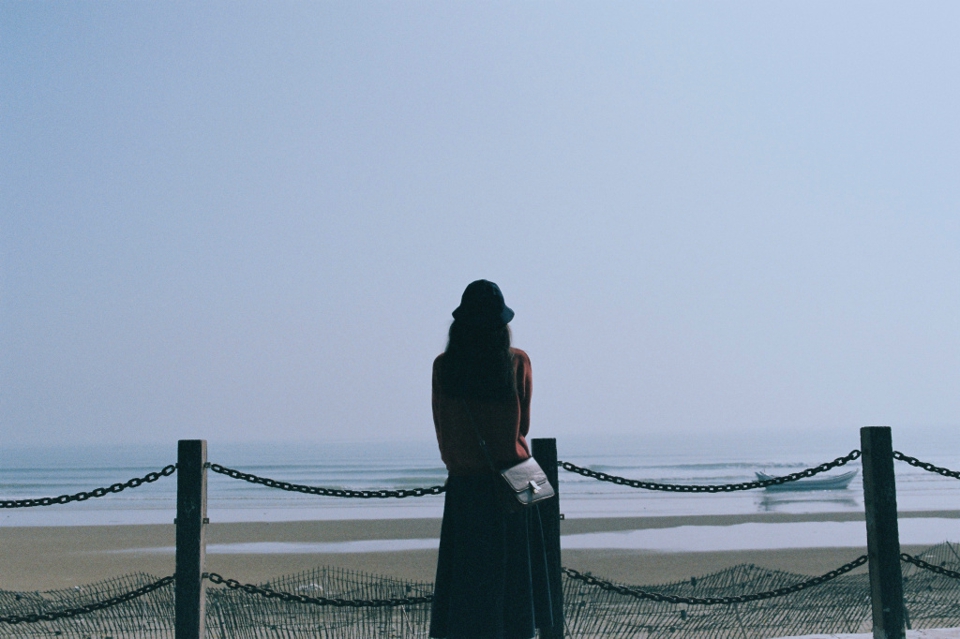 海岸边的森系美女海岸边思绪万千