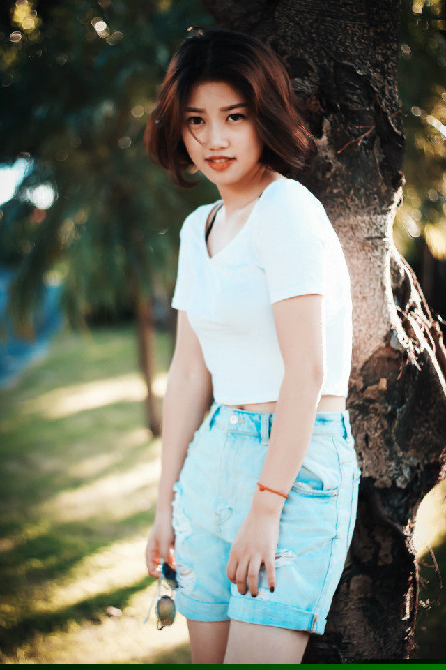 公园短发复古清新少女绽放迷人笑容写真