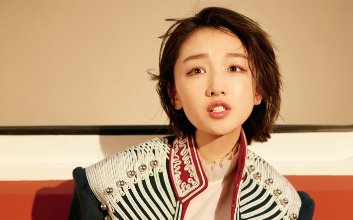 人气小花周冬雨随性图片